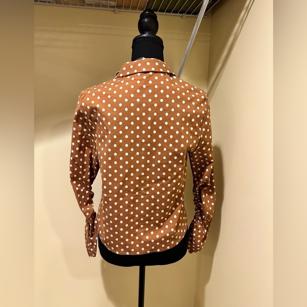 NWT LERUMI BROWN WHITE POLKA DOT LONG RUNCH SLEEVE DETAIL BUTTON DOWN TOP - Picture 4 of 5